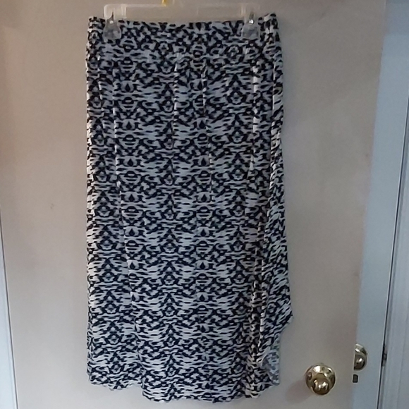 SOLD🌷3 forv$25!🌷High low skirt - Picture 3 of 3